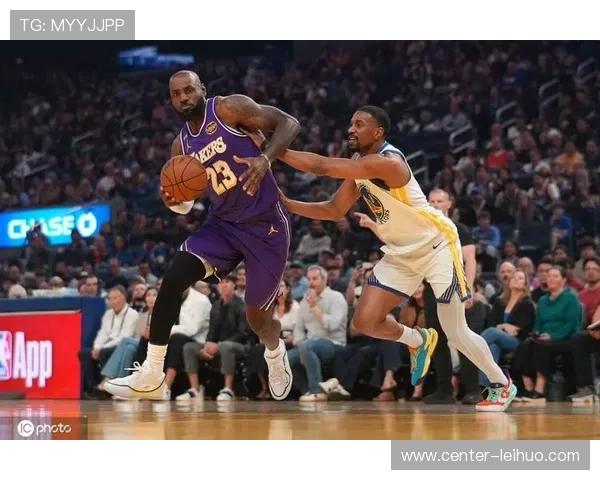 湖人险胜勇士詹姆斯砍下高分带队保持连胜势头